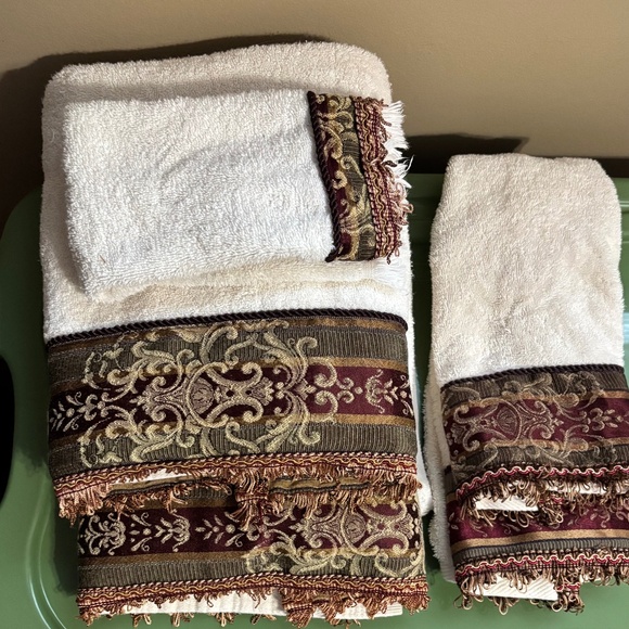 Croscill Other - Vintage Croscill  Brocade trim towel set